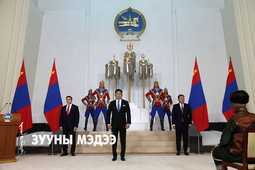 Фото: Төрийн дээд, одон медаль гардууллаа